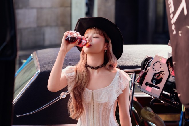 Behind-the-scenes moment from the "Muchu Zenkai. XG" commercial shoot with XG.